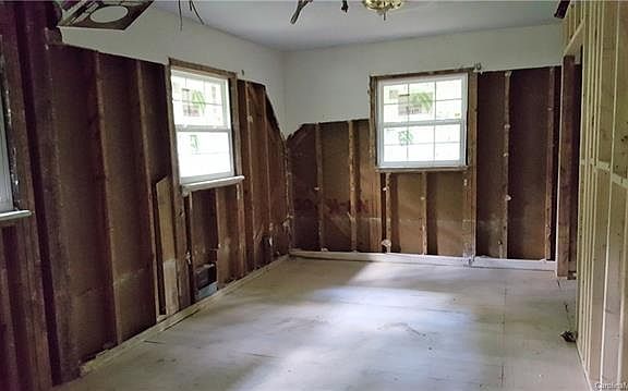 2nd image of 322 Stilwell Oaks Cres