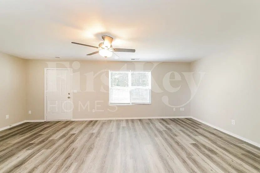 3 bed, 2.5 bath, 1881 sqft, $2,070 — Photo 3