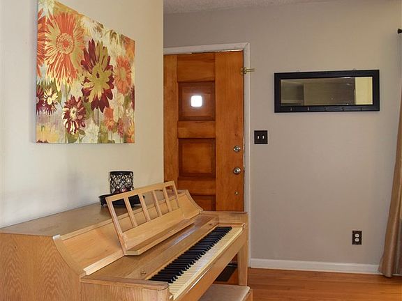 5th image of 2025 Denham Dr SE