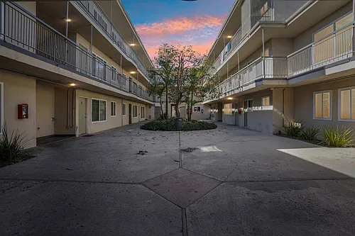 Pet Friendly Apartment Complex in South LA - Gated Parking, Laundry In-Units, Manager On-Site Photo 1