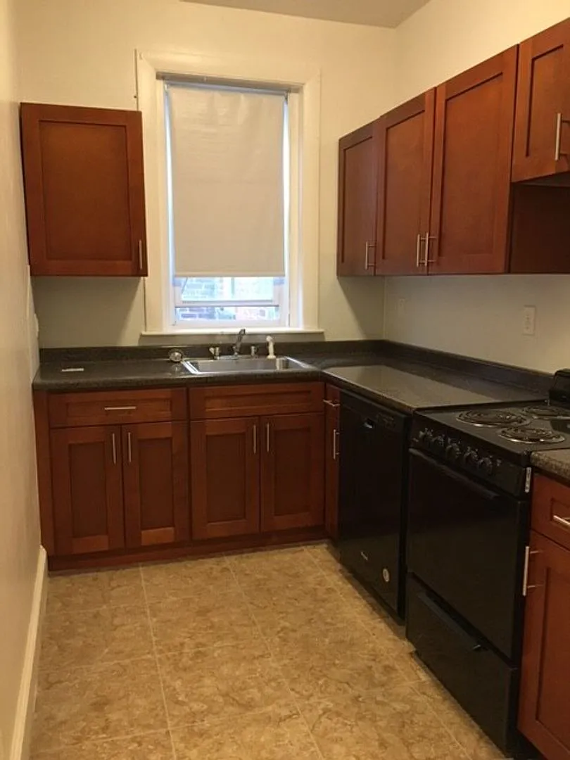 Nice 2 bed in Brookline — Photo 1
