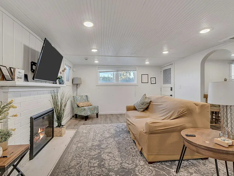 1028 W Center St — Photo 1
