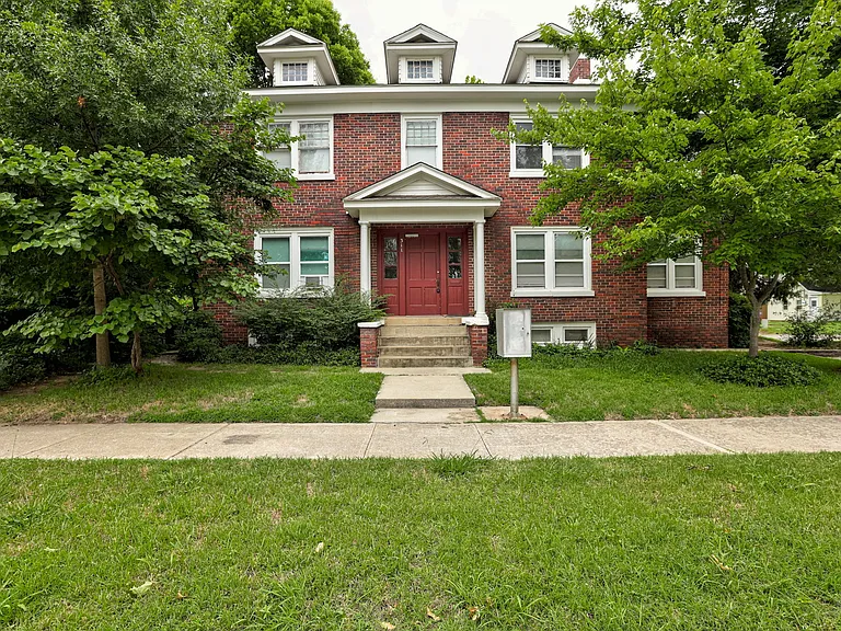 311 S Webster Ave — Photo 9
