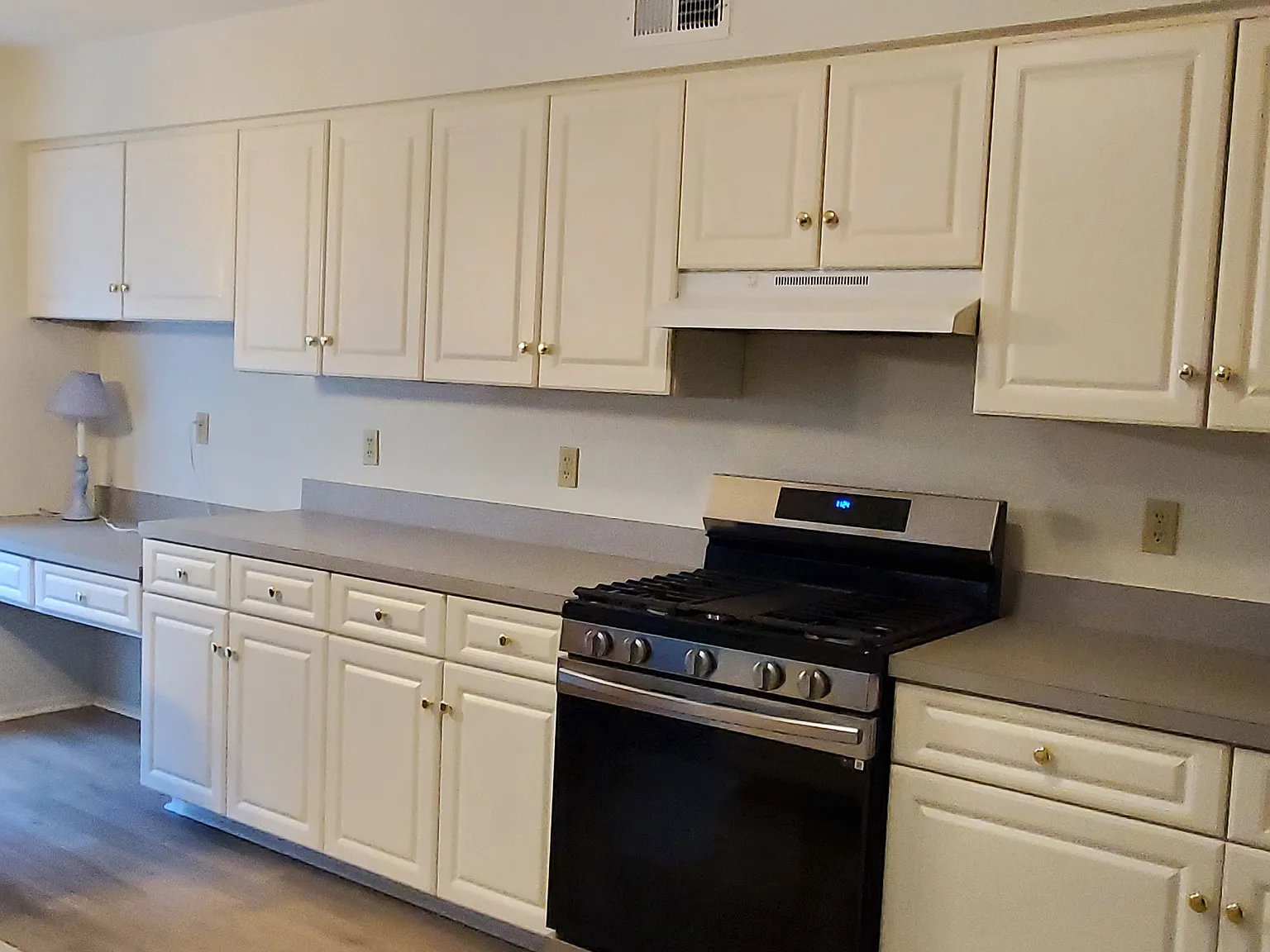 3 bed, 2.5 bath, 1929 sqft, $3,300 — Photo 2