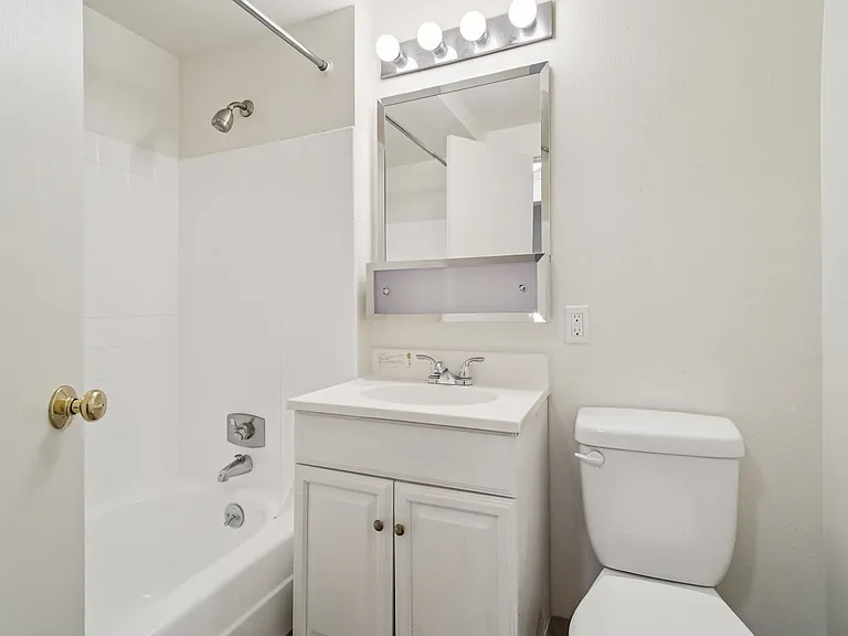 Texada Apartments — Photo 14