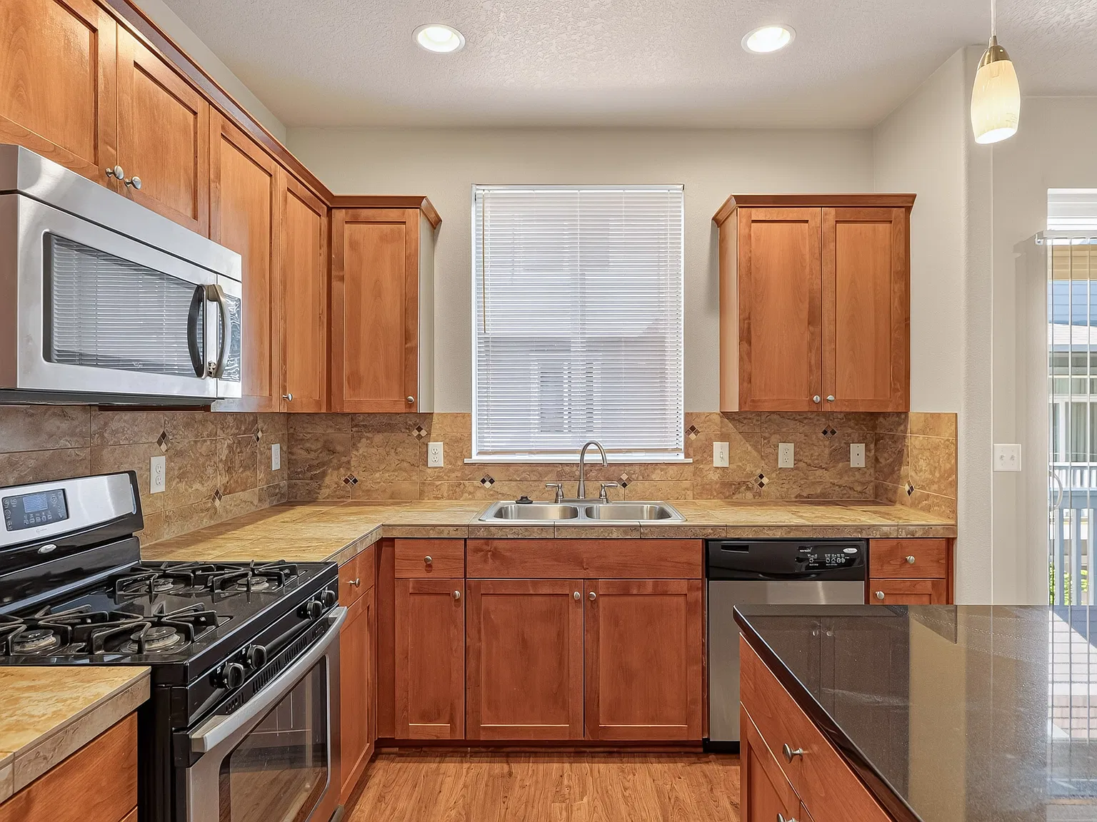 4 bed, 2.5 bath, 1580 sqft, $2,295 — Photo 3
