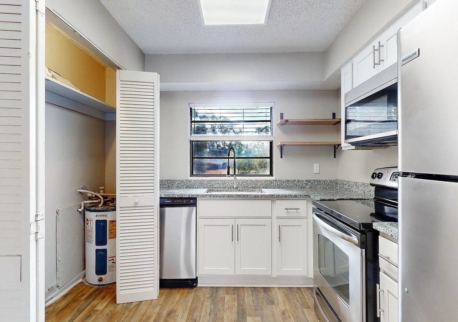 Renovated 2 Bedroom / 1 Bathroom Apartment — Photo 4