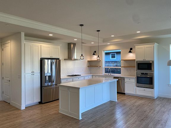 Large island with great lighting