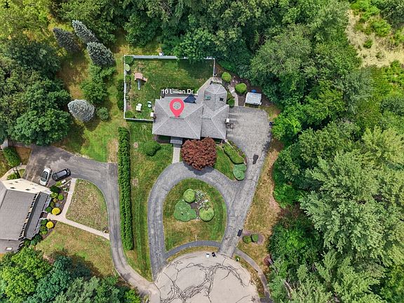 3rd image of 10 Lillian Dr