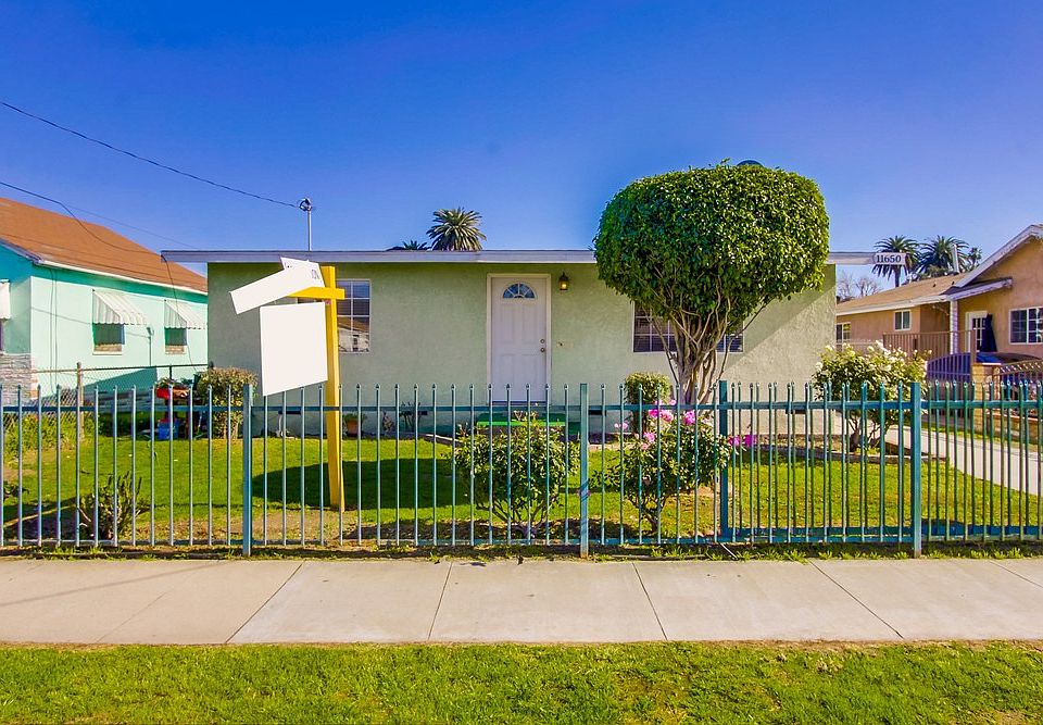 Front view of the house 