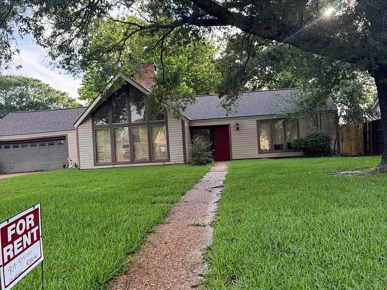 1115 Ivy Ln — Photo 1
