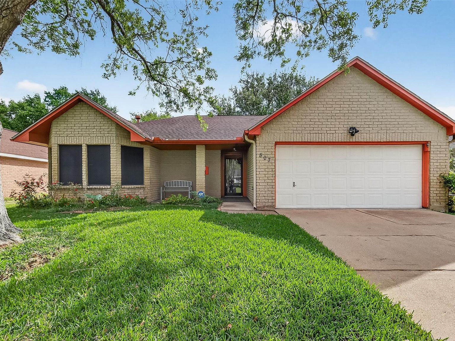 807 Forest Oaks Ln
