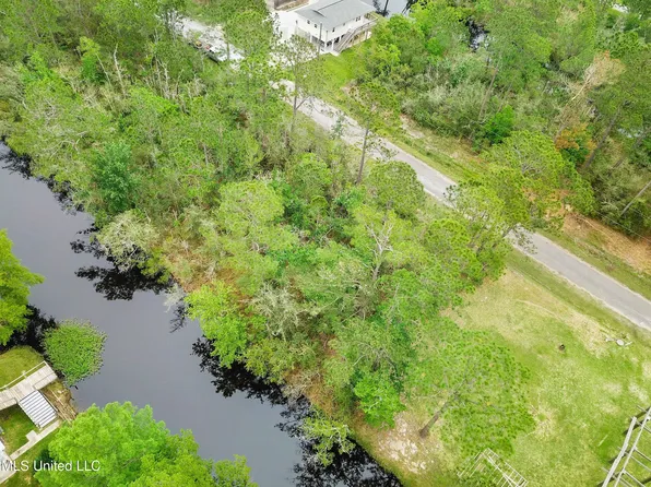 Robin St, Waveland, MS 39576