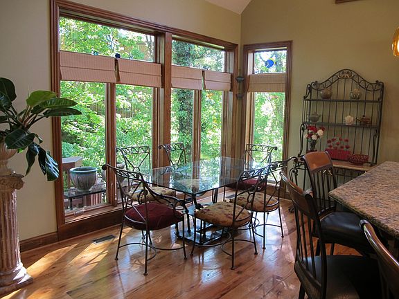 Dinner parties have never been more fun in this space full of natural light.