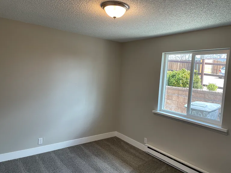 425 S Utica St — Photo 11