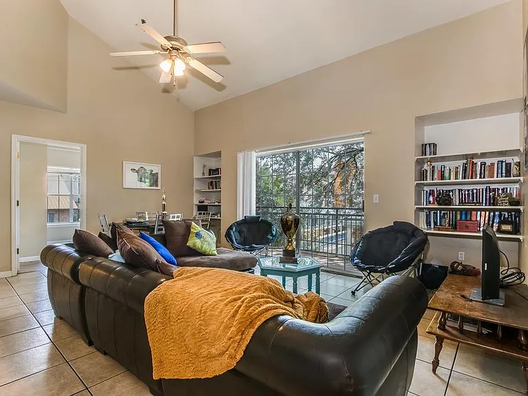 1023 W 24th St #902 — Photo 1