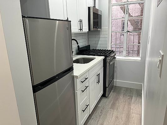 2nd image of 75 Cooper St #1R