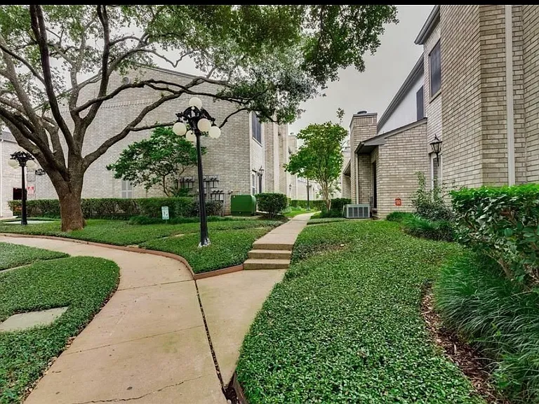 Regency Square Ct — Photo 11