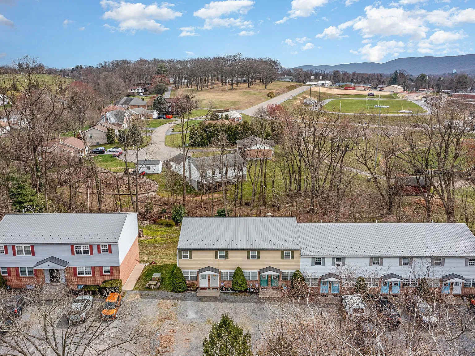 Welcome to our cozy 2-bedroom, 1-bathroom apartment located in the heart of Millersburg, PA — Photo 1