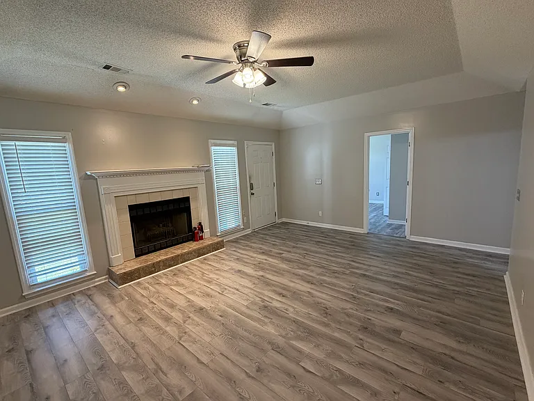 1343 Maplebrook Dr — Photo 3