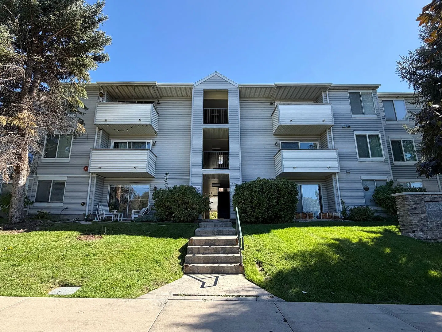 Get $500 Off The First Months Rent — Photo 1