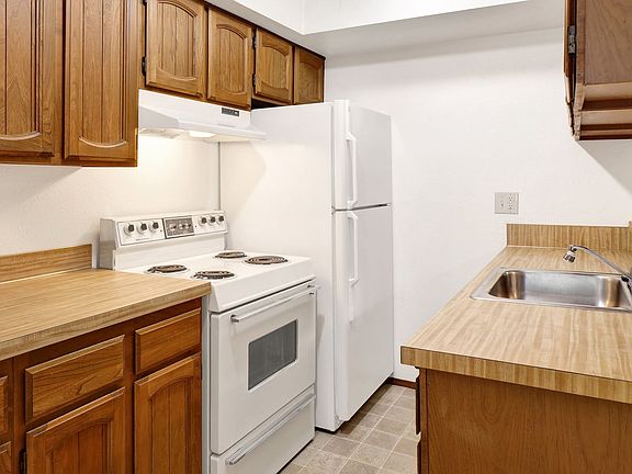 3rd image of 1014 23rd St APT 11