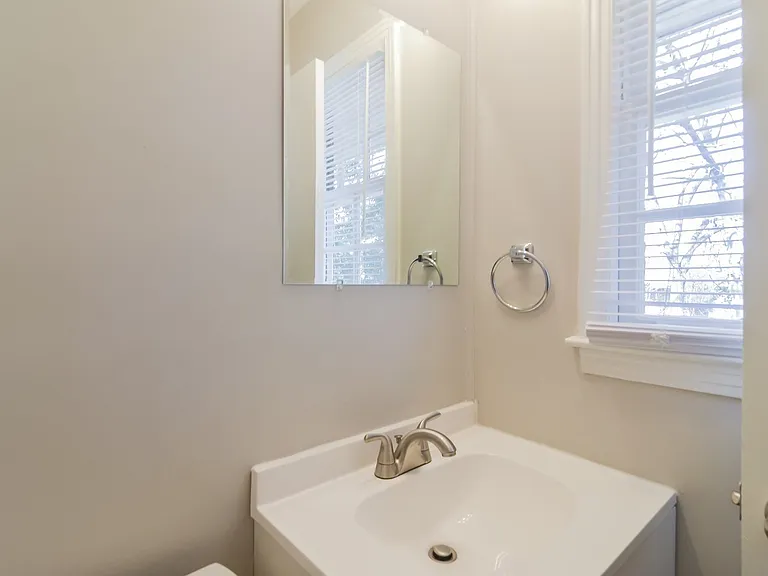 687889_024_main_bathroom_13575721.jpg