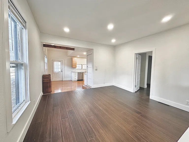 927 E Delmar St — Photo 4