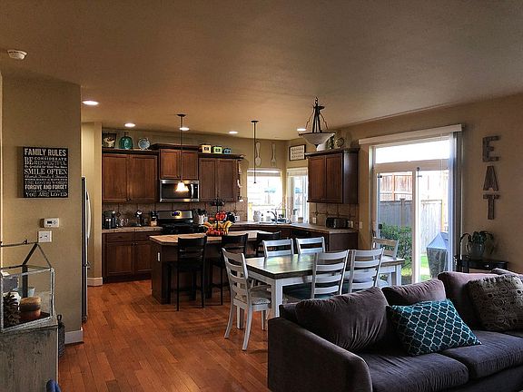 3rd image of 4441 Cashmere Dr NE