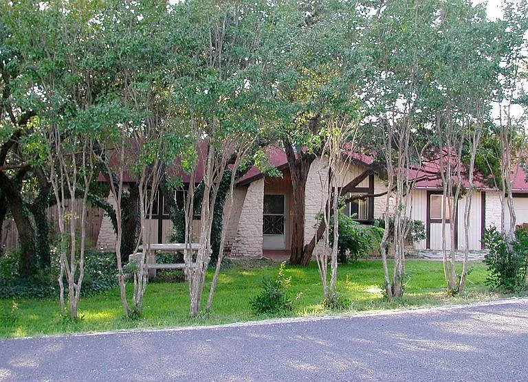 welcoming front yard