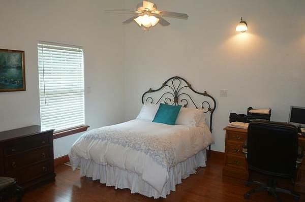 1st image of 1639 Sam Houston Dr