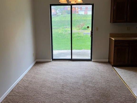 Dining area between living room and kitchen.