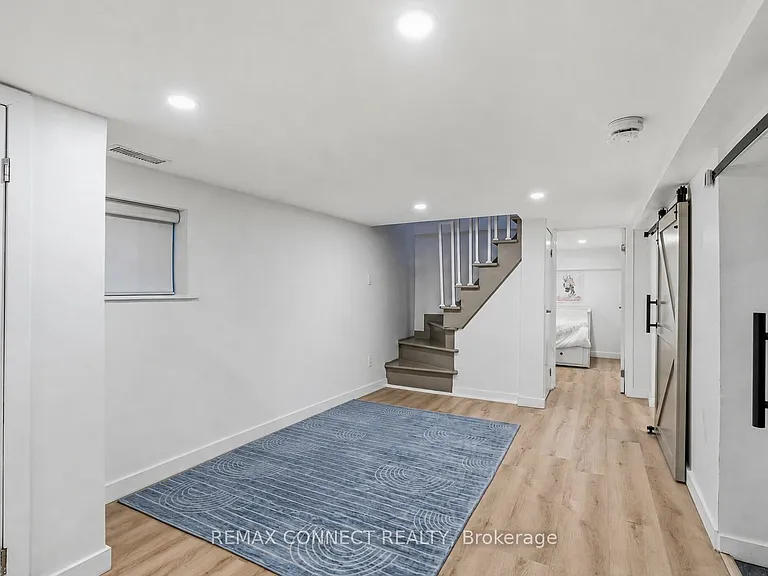 60 Woodbury Rd — Photo 33