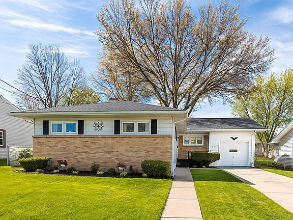 2nd image of 701 Pin Oak Dr