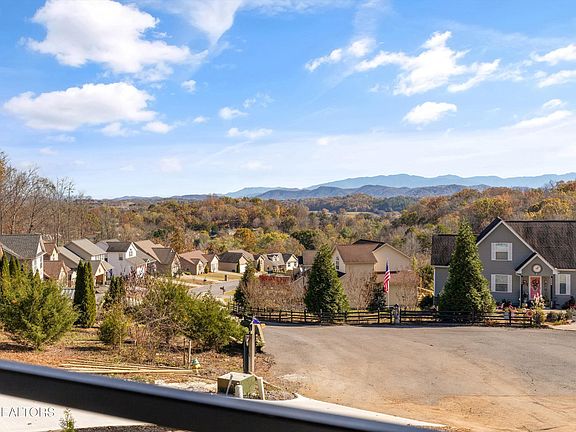 3rd image of 1354 Wisteria Ln