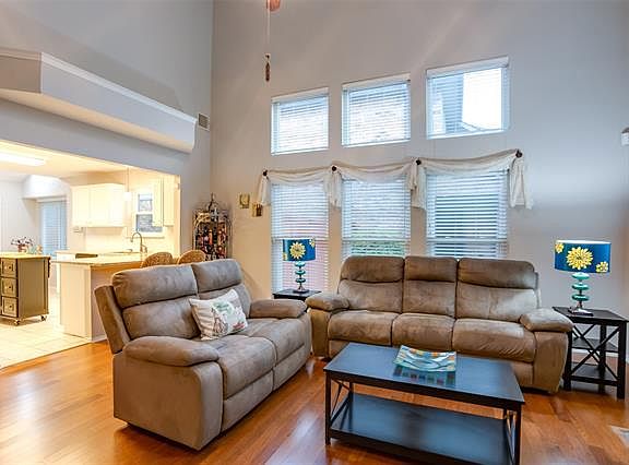 5th image of 723 Woodlake Dr