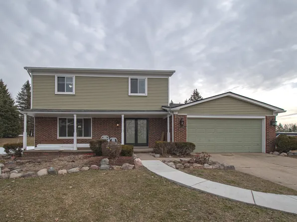 4040 Taggett Lake Dr, Highland, MI 48357