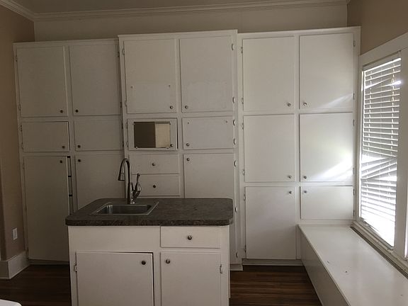 5th image of 702 E Jackson St El Campo