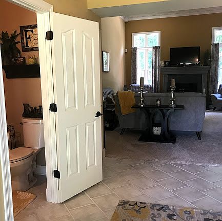 Foyer w/ half bath