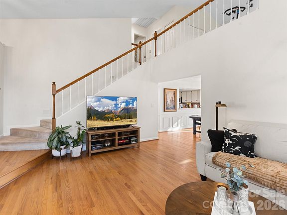 3rd image of 26 Autumn Ridge Ln