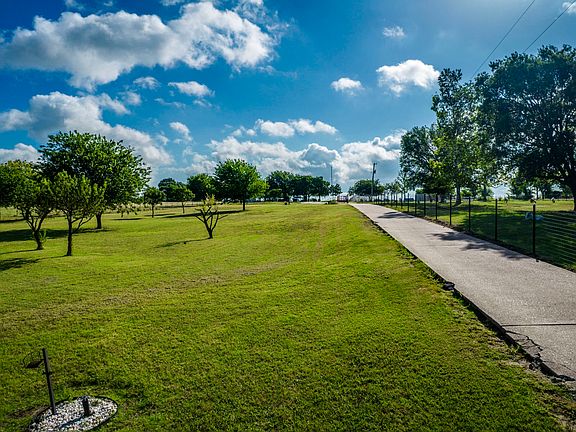 3rd image of 945 Lone Elm Rd