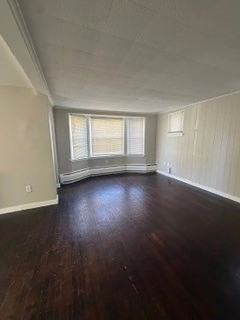 Charming 3-bedroom Home — Photo 3
