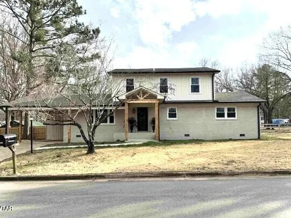 208 4th St, Henderson, TN 38340
