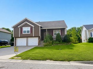 527 Hillbrook Dr, Lansing, KS 66043