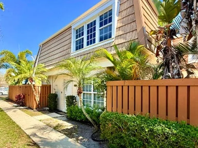 11584 Winchester Dr — Photo 6