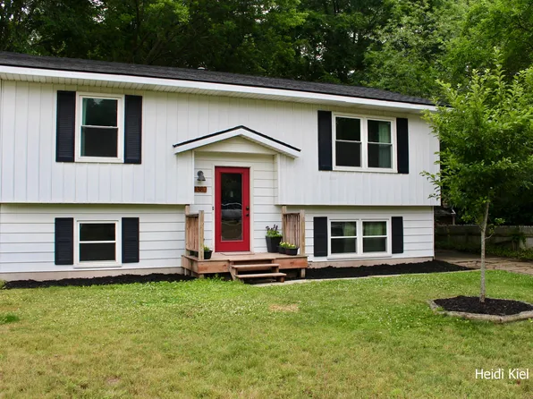 1382 Stanwood St NW, Grand Rapids, MI 49534