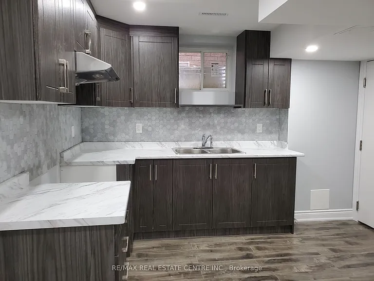 379 Trudeau Dr — Photo 7