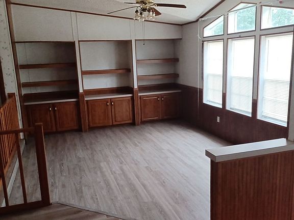 5th image of 463B Logan Ave