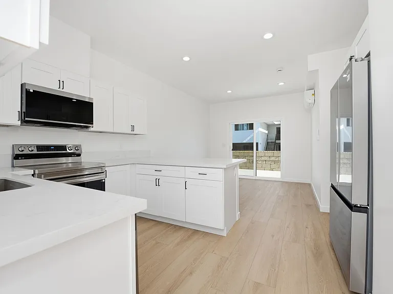 6914 Eberhart St — Photo 2