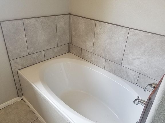 Master bath tub